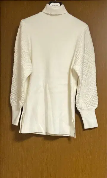 엘렌딕 화이트 니트 터틀