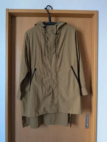 모카 브라운 색상 후드 부착 마운틴 후드티