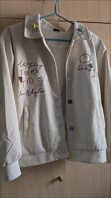 자수 장식 캐주얼 자켓 크림색