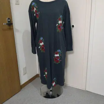 슈퍼 하카 다크 그레이 꽃무늬 자수 긴팔 원피스