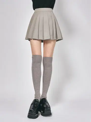 Darich 플리츠 랩 스터드 숏팬츠