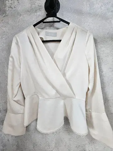 [새상품급] CELFORD 아이보리 랩 블라우스 38