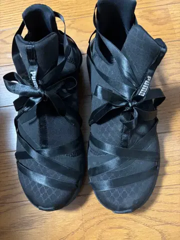 Puma 블랙 리본 스니커즈