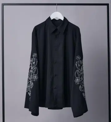 자수 장식 플레어 소매 블랙 셔츠 남녀 공용 S 사이즈