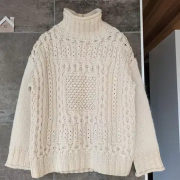 투모로우랜드 핸드 니트 하이넥 니트