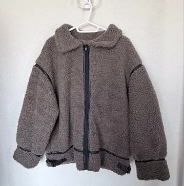 브라운 플리스 자켓 지퍼 포함