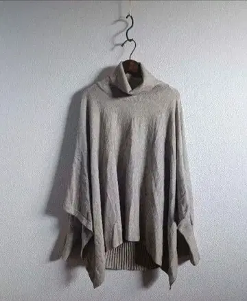 니트 베이지 하이넥 변형 니트 미사용 새상품