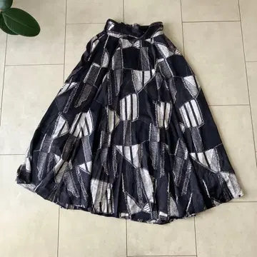 HARE 기하학 패턴 플레어 스커트