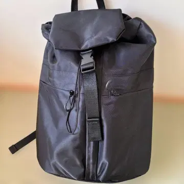 Y'SACCS 블랙 백팩