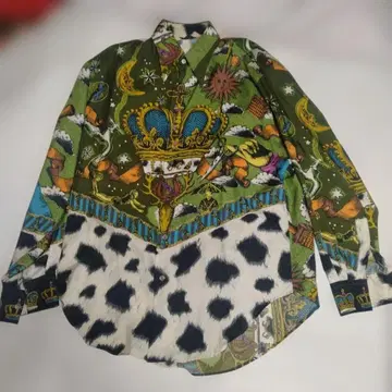 요시유키 코니시의 드레스 셔츠입니다.