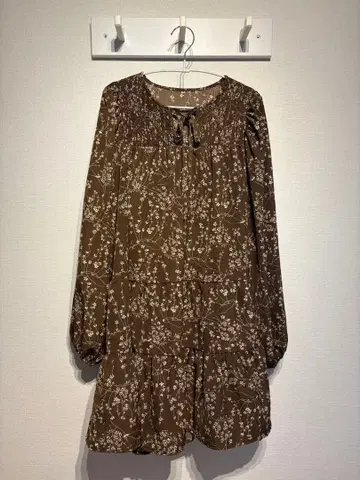 꽃무늬 브라운 티어드 원피스