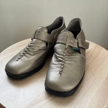 salondegres 카키 계열 골드 가죽 스트랩 포함 슈즈