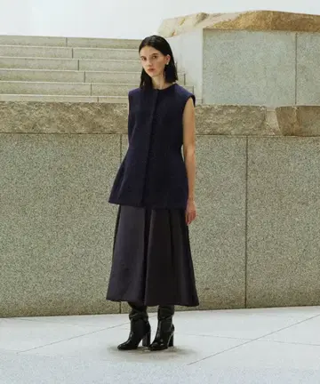 Newans 네이비 헤비 새틴 플레어 스커트 사이즈 1