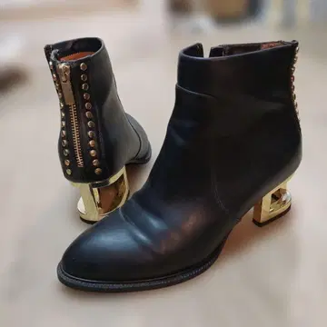 스터드 장식 가죽 부츠