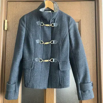 쿠미쿄쿠 숏 기장 코트 자켓 그레이 금장 장식 디자인