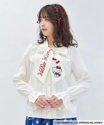 엑시즈팜 헬로키티 자수 긴팔 블라우스