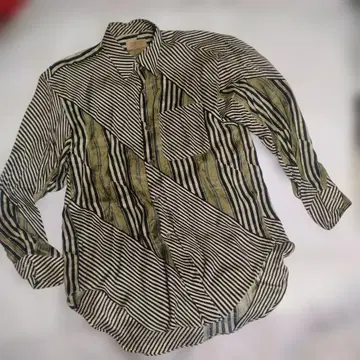 요시유키 코니시의 드레스 셔츠입니다.