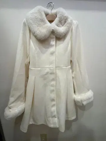 퍼 카라 부착 화이트 롱 코트