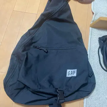 GAP 블랙 슬링백