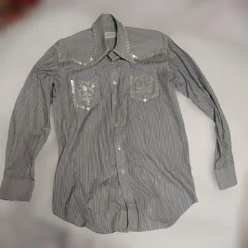 요시유키 코니시의 드레스 셔츠입니다.