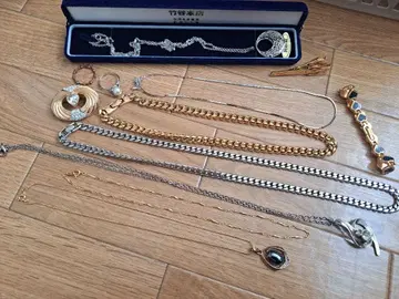 목걸이와 액세서리 세트