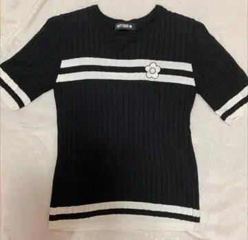 마리콴트 티셔츠 블랙 화이트 라인 반팔 니트