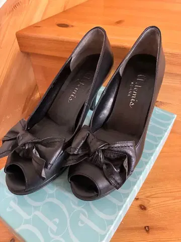 [ DIANA ] 블랙 오픈토 하이힐 ( 리본 포함 )