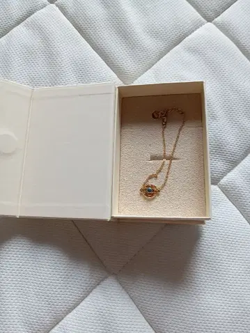 새상품급 LOUISE DAMAS 플라워 팔찌