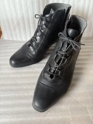 블랙 가죽 레이스업 부츠