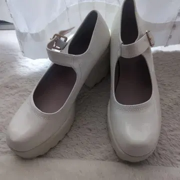 화이트 스트랩 웨지힐 펌프스