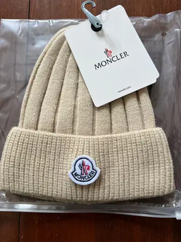 MONCLER 베이지 니트 모자