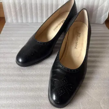 블랙 가죽 펌프스 중간 힐