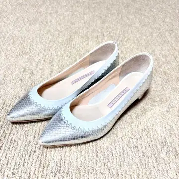 실버 x 화이트 스틸레토 와이드 힐 펌프스 22cm