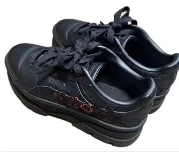 블랙 자수 플랫폼 스니커즈