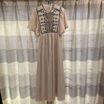 Unitage 자수 아이보리 반팔 원피스