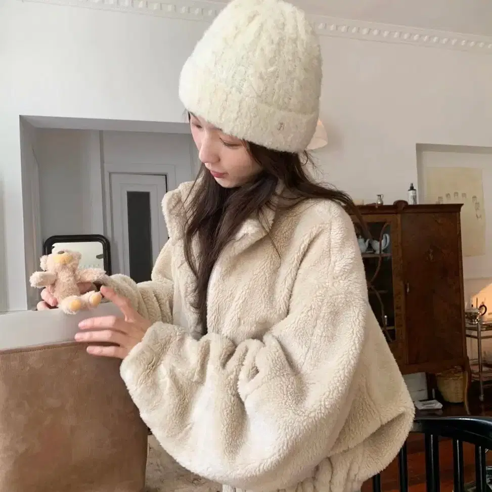 New Product) The Barnet Cropped Eco Shearling Jacket #더바넷