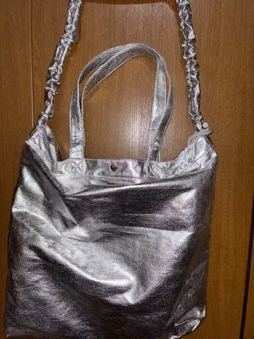 실버 토트백 프론트 포켓 부착