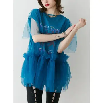 파란색 튤 프릴 상의