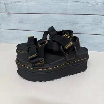 Dr. Martens 블랙 샌들