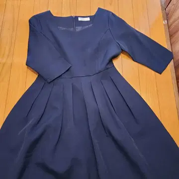 다크 네이비 원피스 & 라이트 베이지 자켓