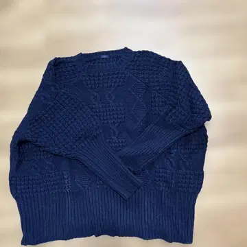 이치 케이블 짜임 네이비 니트