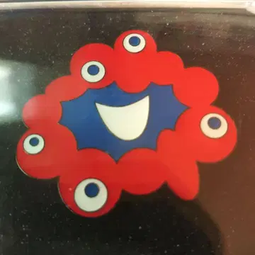 미야쿠미야쿠 페이스 핀 배지