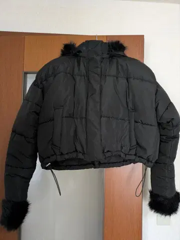 블랙 후드 부착 숏 다운 자켓