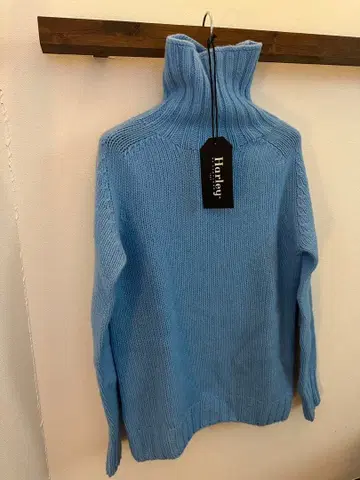 할리 스카이블루 터틀넥 니트