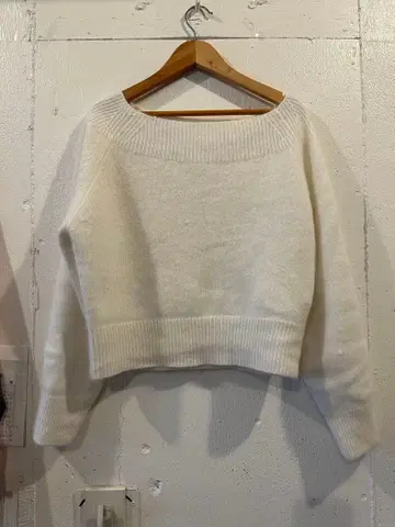 어반 리서치 오프숄더 니트