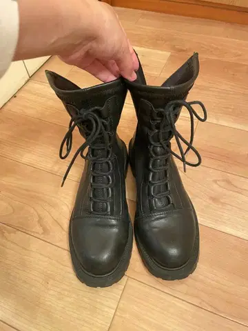 블랙 레이스업 부츠