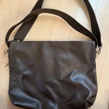 un/neu 브라운 숄더백