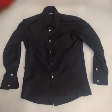 토네이도 마트의 드레스 셔츠입니다.