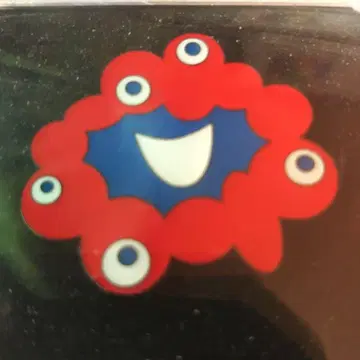 미야쿠미야쿠 페이스 핀 배지