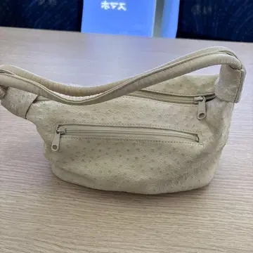 아이보리 가죽 숄더백